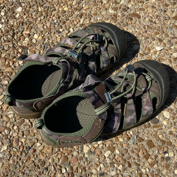 Keen (big kid) size 5 - Picture 1 of 3